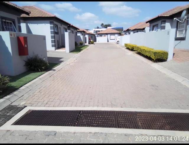 2 BEDROOM SIMPLEX FOR SALE IN THE ORCHARDS